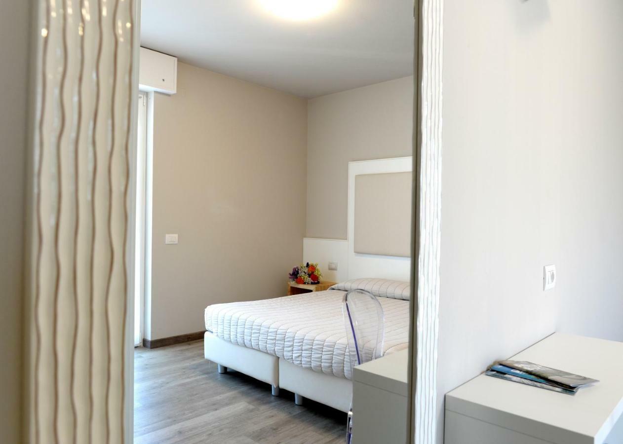 Hotel Rolly Рива дел Гарда Екстериор снимка
